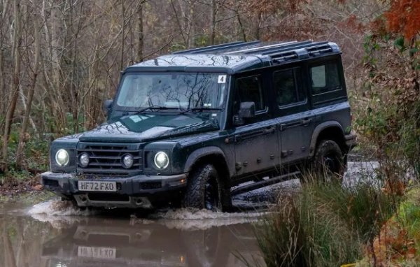 Плюсове - силен и интересен двигател, проходимост извън път, класически Defender по дух, но със собствен характер

Минуси - управлението е лошо на пътя, ергономията на шофиране не е идеална, висока цена

Grenadier е сред най-добрите, когато става въпрос за покоряване на пустинята. Способностите му в груби условия съвпадат с тези на британската класика, която толкова ясно е повлияла върху дизайна му. Въпреки някои недостатъци, мнозина ще харесат този автомобил заради неговата несъмнена здравина и адаптивност.

В съответствие с традиционната 4x4 механична философия, колата разполага със стълбовидно шаси и двойка подвижни оси. Използва избор от двигатели на BMW (избор от 3,0-литрови шестцилиндрови бензинови или дизелови агрегати), осемстепенна автоматична скоростна кутия ZF и скоростна кутия Tremac.

Като вземем предвид клиренса от малко над 260 мм, трио блокажи на диференциала и ъгъл на подход от 35,9 градуса, Grenadier е толкова неудържим в грубата настилка, колкото бихте очаквали. 

Офроуд способностите са в основата на характера на автомобила, но има и "по-мека" страна на Grenadier. Интериорът му е просторен и съчетава добре обмислена лекота на използване с достатъчно лукс. На пътя е по-близък по дух до G-Wagen, отколкото до най-новия Defender. Способен и лесен за шофиране, но му липсва динамика и финес, за да бъде наистина топ.